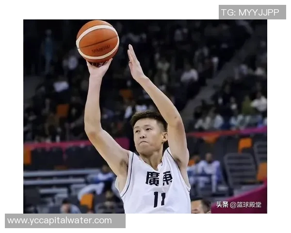 周鹏：从篮球场上的传奇到生活中的榜样，展现不屈精神与团队力量