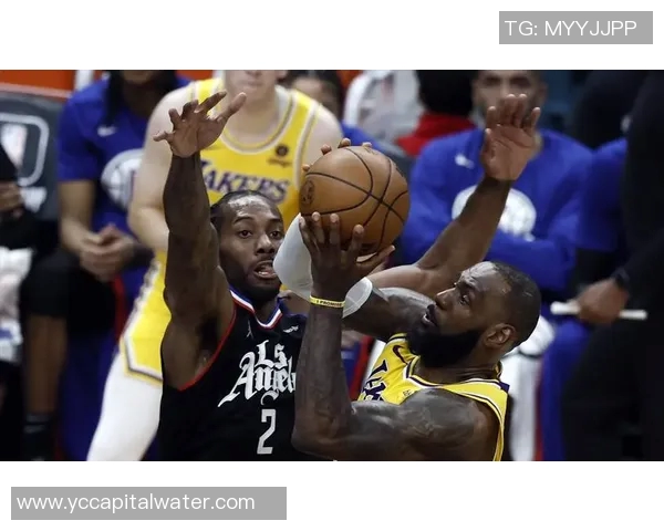 湖人对决快船激战正酣NBA洛城德比精彩回顾与分析 湖人对决快船激战正酣NBA洛城德比精彩回顾与分析