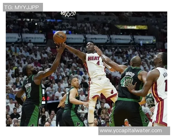 热火与凯尔特人激战正酣大帽瞬间点燃全场激情 热火与凯尔特人激战正酣大帽瞬间点燃全场激情