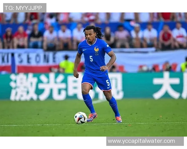 U19法国队与乌克兰队激战正酣争夺晋级名额的关键之战